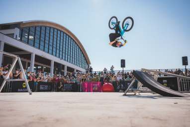 Danny MacAskill mit dem Drop & Roll Team