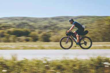 8 Bikepacking-Taschen-Sets im großen Test