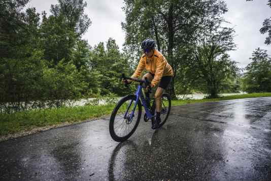 Wenn Wasser den Asphalt in eine Rutschbahn verwandelt