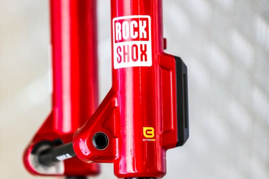 Rote Macht? Die RockShox ZEB Ultimate im Prügel-Test
