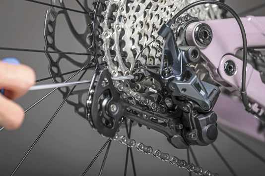 Ganz einfach innenverlegte Schaltzughülle wechseln