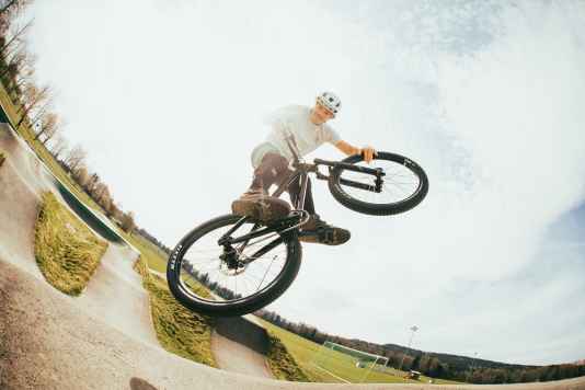 Testsieger-Dirtbike in neuem Gewandt