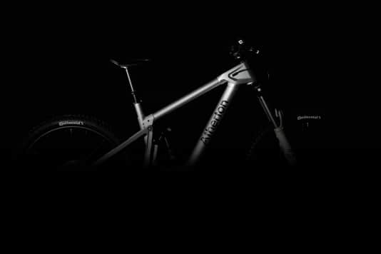 Erstes E-Enduro der Briten mit DJI-Avinox-Motor enthüllt