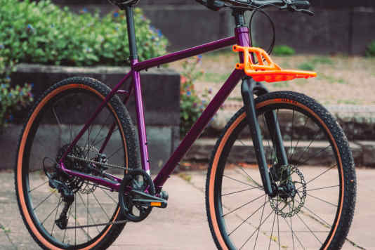 Flatbar-Gravelbike glitzert jetzt in Lila