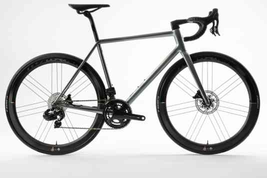 Stahlrenner in zwei neuen Farbvarianten