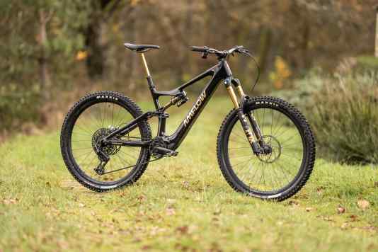 So schlagen sich E-Bikes mit DJI-Avinox im BIKE Test