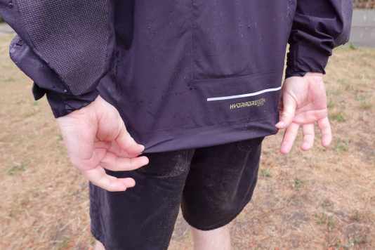 Diese leichte MTB-Regenjacke lässt dich nicht im Regen stehen