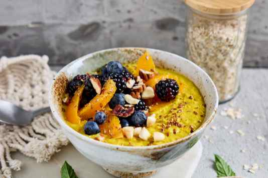 Gesund in den Tag: Ingwer-Kurkuma-Porridge zum Frühstück