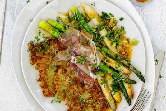 Spargel mit Kratzete, Schinken und Kräuter-Dip