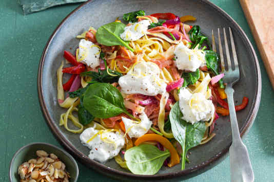 Power-Pasta - Rhabarber-Tagliatelle mit Spinat, Paprika & Burrata