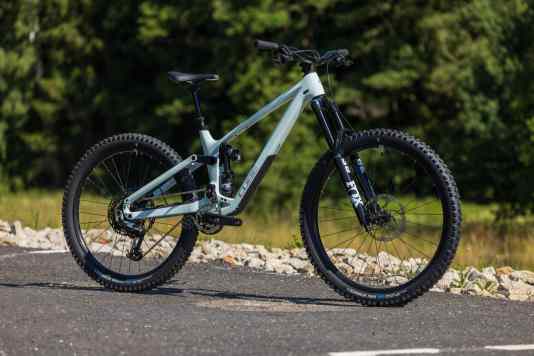 Carbon-Enduro mit High-Pivot zum Sparpreis