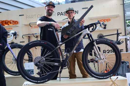 Monster-Gravelbike küsst Gitarre