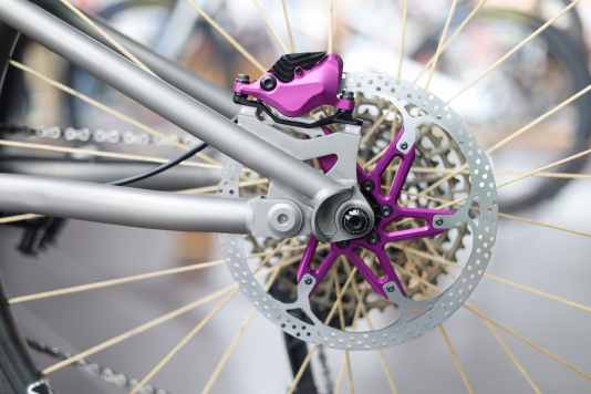 Farbe und Carbon für Intend-Parts
