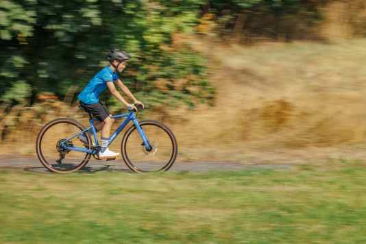 Sportliches Kinder-Gravelbike mit geradem Lenker