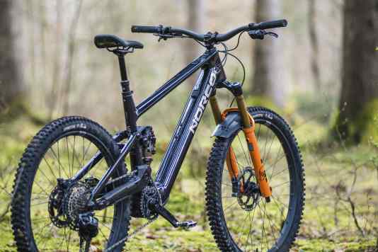 Leichtes High-Pivot E-MTB im Kurzcheck