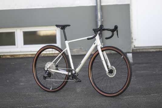 Welches Einsteiger-Gravelbike liefert mehr fürs Geld?