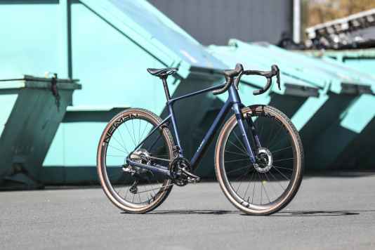 Inexpensive gravel athlete in the carbon segment