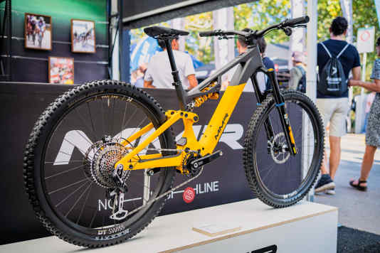 Schlankes Carbon-E-Enduro mit Avinox M2S und bis zu 150 Nm