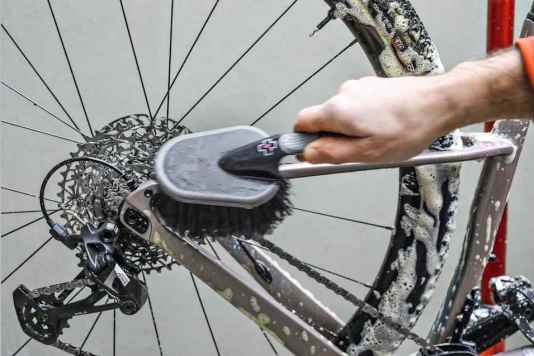 Weg mit dem Dreck: Gravelbike nach der Regenfahrt reinigen