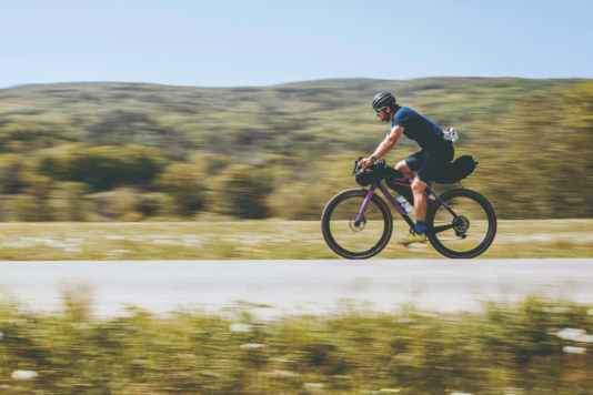 8 Bikepacking-Taschen-Sets im großen Test