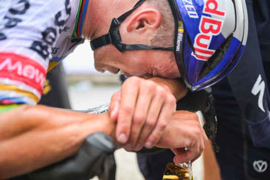 Evenepoel wins on the Plateau de Solaison ahead of Pogacar