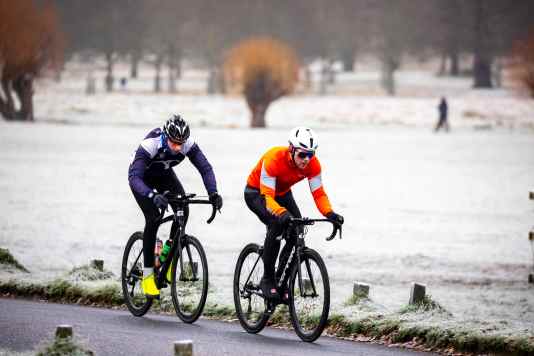 11 Teile, die Rennradfahrer im Winter brauchen