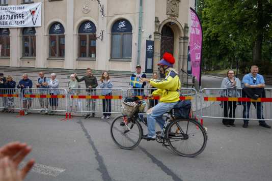 Radsport-Veteran mit Holzschuhen startet seit über 60 Jahren