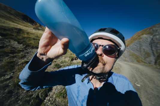 Trinkflasche mit Wasserfilter - Selbsttest am Pool
