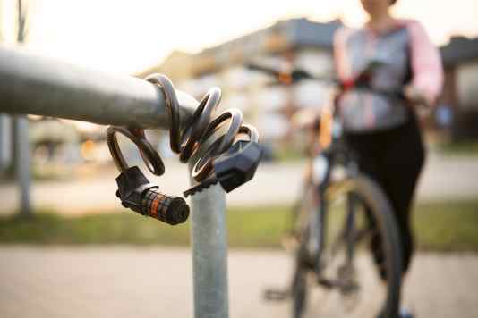 12 Fahrradschlösser und GPS-Tracker
