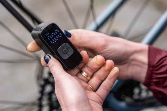 Elektronische Pumpe mit LED-Licht und acht Bar Maximaldruck