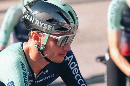 Van Rysel stattet Sprinter Olav Kooij mit reflektierendem Helm aus