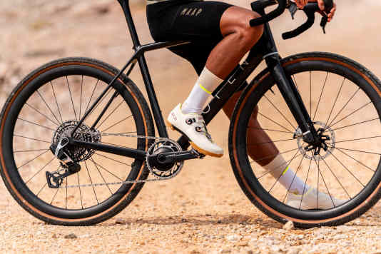 Gravel-Schuh mit Carbon-Komposit-Sohle und Drehverschluss