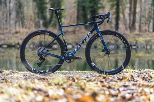 Sportliches Race-Gravelbike mit Abenteuer-Features