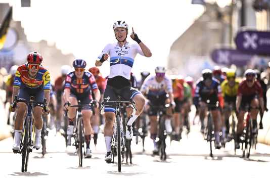 Wiebes dominiert Massensprint und gewinnt