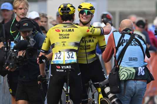 Kooij gewinnt im Windchaos der 2. Etappe