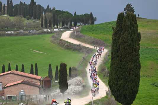 Mehr als nur viel Staub und Pogacars Solo-Sieg