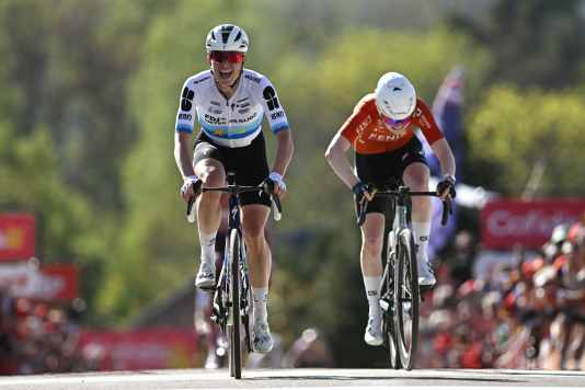 Vollering lässt sich von Pieterse nicht überraschen und gewinnt zum zweiten Mal an der Mur du Huy