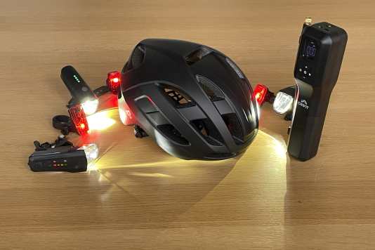 Helm, Lichtsets und Akku-Pumpe können wir empfehlen