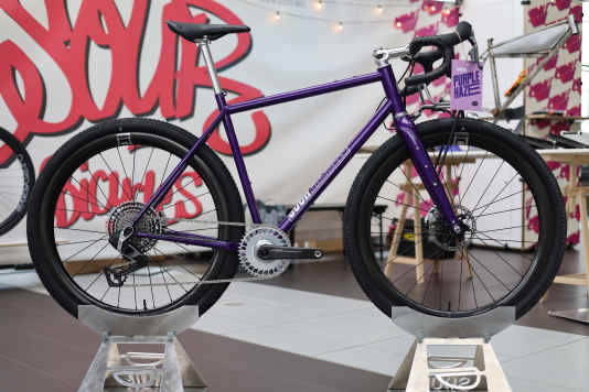 Stahl-Gravelbikes mit Optionen auf Getriebe und 32"