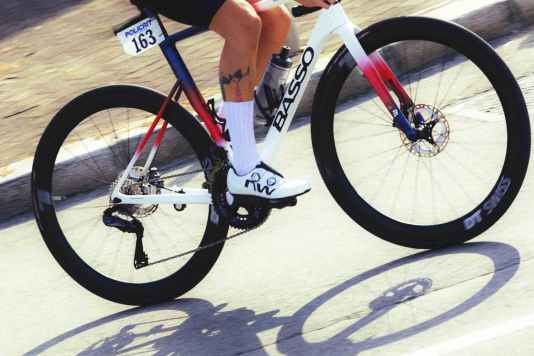 Neue aerodynamische Radsportbekleidung