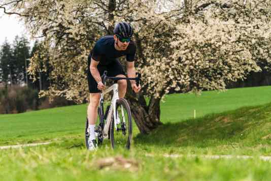 Ausrüstung fürs Rennradfahren im Frühjahr