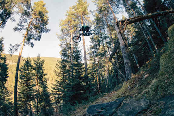 Brage Vestavik springt den Log-Ride-Drop