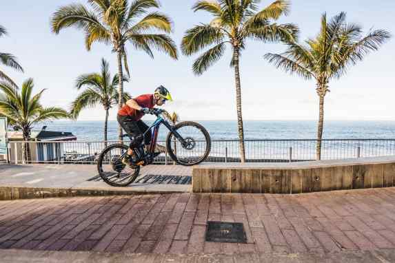 So bewältigen Sie Stufen mit dem E-MTB