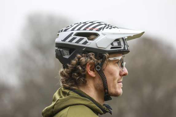 Ein Helm, der sich zur Sicherheit auflöst