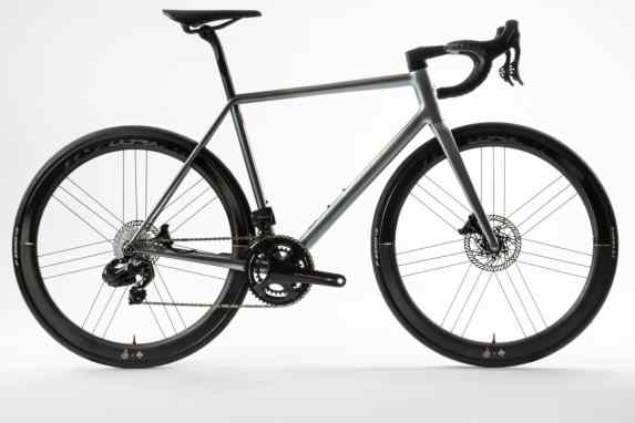 Stahlrenner in zwei neuen Farbvarianten