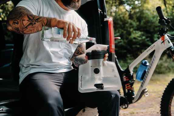 New hydration bladder with magnetic closure