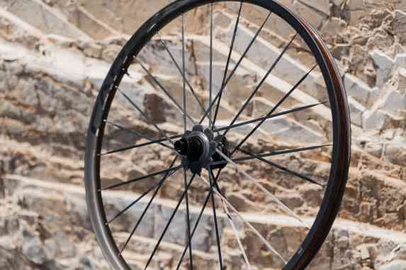 A crazy carbon hybrid in a lightweight wheel