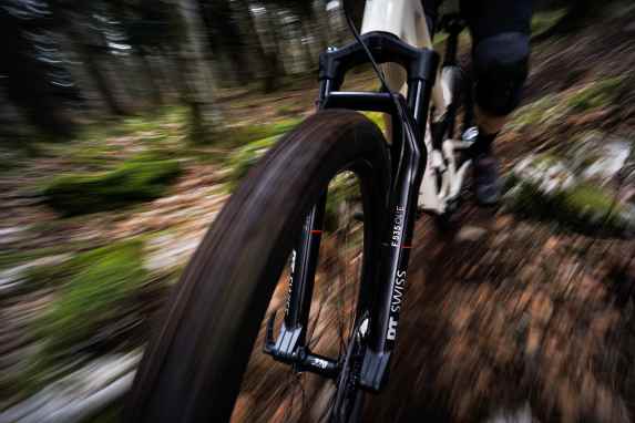 DT Swiss zeigt neue All-Mountain Dämpfer und Federgabeln