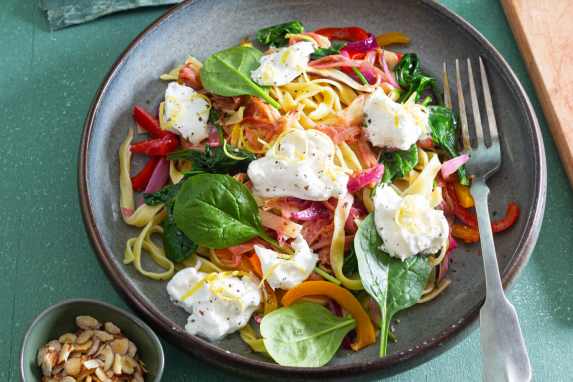 Power-Pasta - Rhabarber-Tagliatelle mit Spinat, Paprika & Burrata