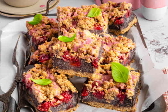 A treat after your workout: wholemeal poppy seed slices with cherries